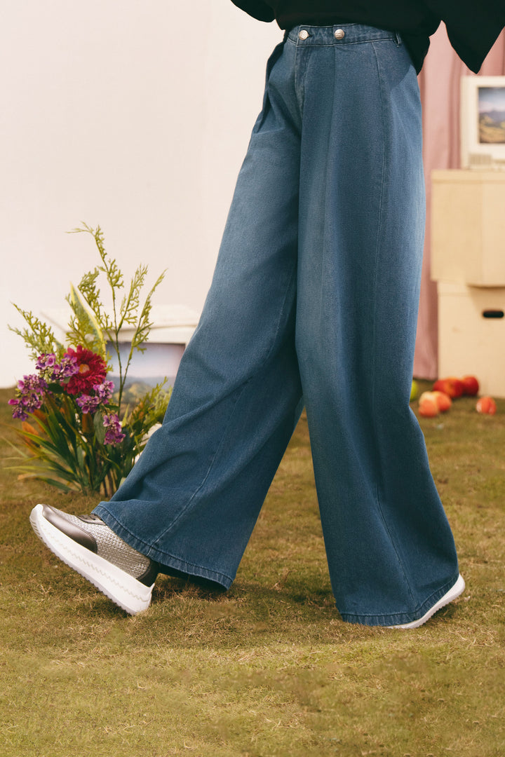 Pleated Baggy Jeans